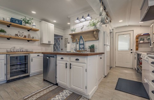 Saratoga Springs House | Rustic Lakeside Mansion w/Outdoor Kitchen & Minutes To Track