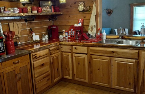 Mountainburg Cabin | Rustic log cabin in the woods with great sunset views