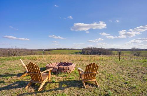Greenfield Apartment | Rustic Missouri Vacation Rental with Hill Views!