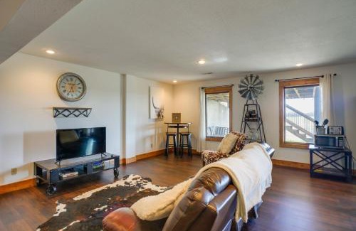Greenfield Apartment | Rustic Missouri Vacation Rental with Hill Views!