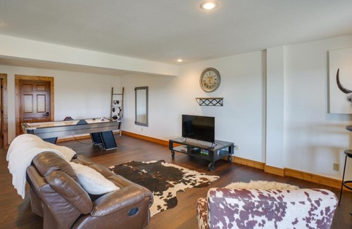 Greenfield Apartment | Rustic Missouri Vacation Rental with Hill Views!
