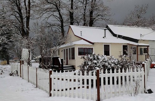 Crescent Mills Cottage | Rustic Railway Cottage, Amazing Mountain Views