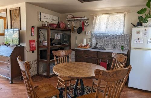 Squaw Valley Apartment | Rustic Rooms Barn Loft (Upstairs Studio Apartment) Near Kings Canyon & Sequoia National Parks