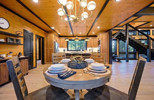 Hochatown Cabin | "Rustic Treehouse" Beautiful Views, Balcony, Hot Tub!