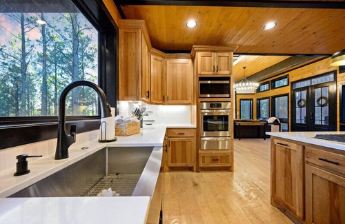 Hochatown Cabin | "Rustic Treehouse" Beautiful Views, Balcony, Hot Tub!