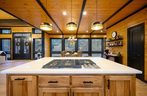 Hochatown Cabin | "Rustic Treehouse" Beautiful Views, Balcony, Hot Tub!