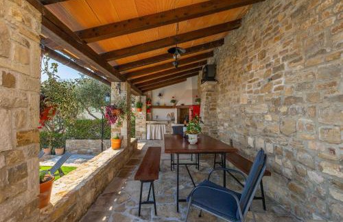 Motovun Villa | Rustic villa Pietro with panoramic view in Motovun