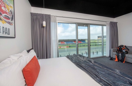 Seymour Hotel | Rydges Pit Lane Hotel