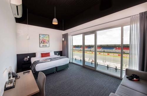 Seymour Hotel | Rydges Pit Lane Hotel