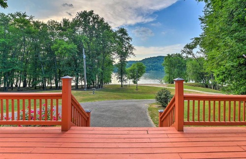 Battletown House | Ryman Riviera Home with Fireplace Steps to River