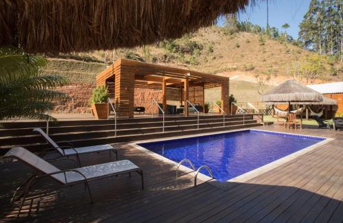 Vitor Hugo House | Sítio Cinco Folhas, recanto com vista pra montanha