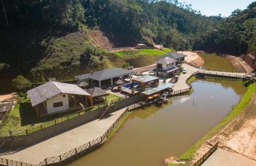 Vitor Hugo House | Sítio Cinco Folhas, recanto com vista pra montanha