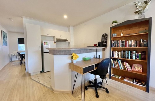 North Adelaide Condo | Safe & secure 2 bedroom apartment on Melbourne St, North Adelaide. Near CBD and Hospital. Free Park.