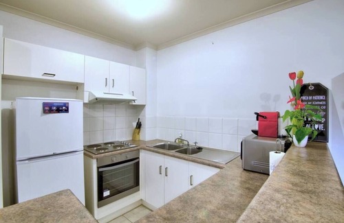 North Adelaide Condo | Safe & secure 2 bedroom apartment on Melbourne St, North Adelaide. Near CBD and Hospital. Free Park.