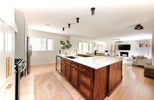 Minnetonka House | Safe, Spacious & Walkable! Family & Pet Friendly - Fully Stocked! Fenced Yard.