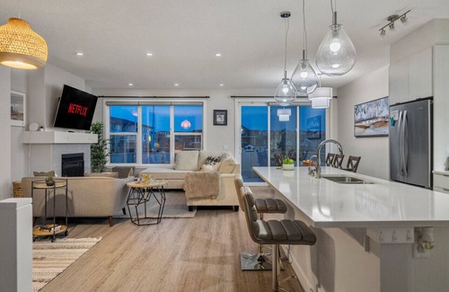 Sage Hill House | Sage Hill Entire House » King Bed » Fireplace