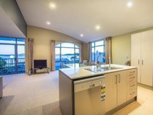 Taupo Hotel | Sails on the Lake