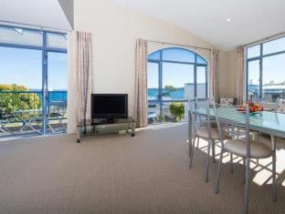 Taupo Hotel | Sails on the Lake