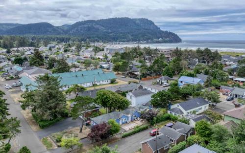 Seaside House | Saltbox Cottage - Meredith Lodging
