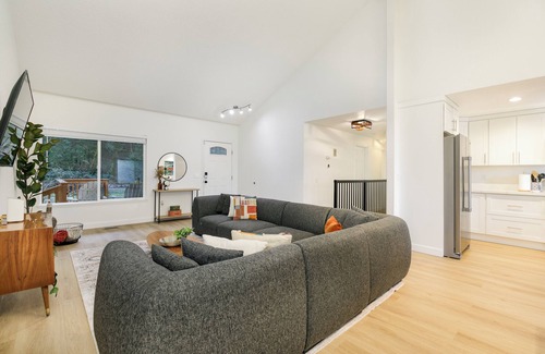 Inglewood House | Sammamish Modern Family & Pet Friendly Home