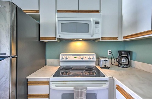 Crown Point Apartment | San Diego Condo 3 Blocks to Pacific Beach!