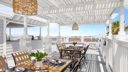 Isle of Palms House | Sand Dune Sea Shell by AvantStay Gorgeous 2 Home Rental w 12 BRs