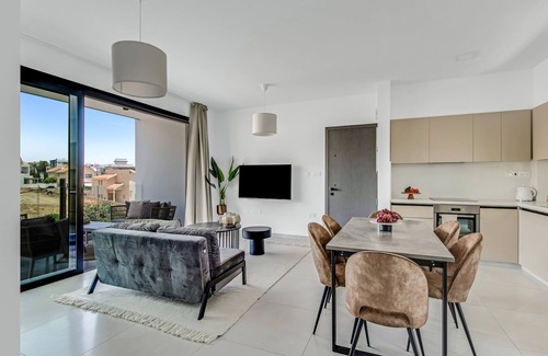 Agios Athanasios Apartment | Sanders Elgio - Generous 2-Bdr Apt w Balcony