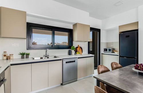 Agios Athanasios Apartment | Sanders Elgio - Cute 2-Bdr Apt with Balcony