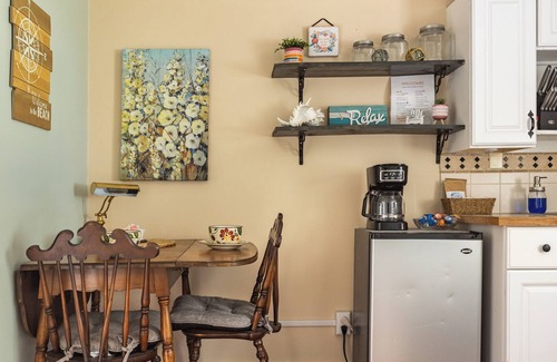 Seaview Apartment | Sandpiper Cottage - A Eclectic Beach Theme -Kitchenette, Eclectic Beach Theme Studio Kitchenette *Pe
