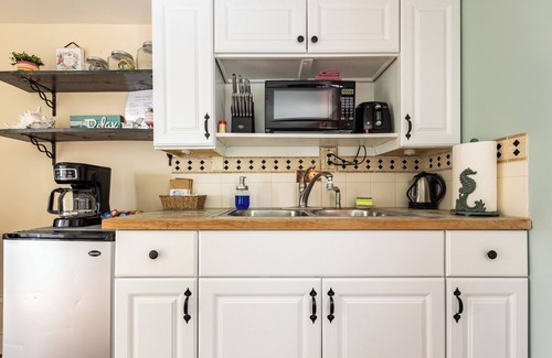 Seaview Apartment | Sandpiper Cottage - A Eclectic Beach Theme -Kitchenette, Eclectic Beach Theme Studio Kitchenette *Pe