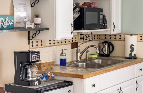 Seaview Apartment | Sandpiper Cottage - A Eclectic Beach Theme -Kitchenette, Eclectic Beach Theme Studio Kitchenette *Pe