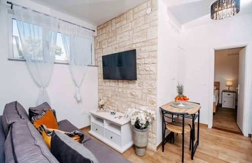 Okrug Donji Apartment | Sandra - Quiet & Close to the Beach - A4