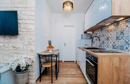 Okrug Donji Apartment | Sandra - Quiet & Close to the Beach - A4
