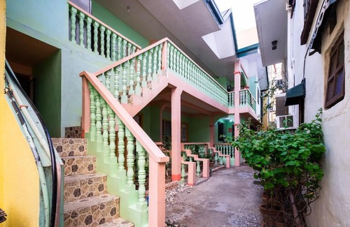 Puerto Galera Hotel | Sandra Taylor Lodge