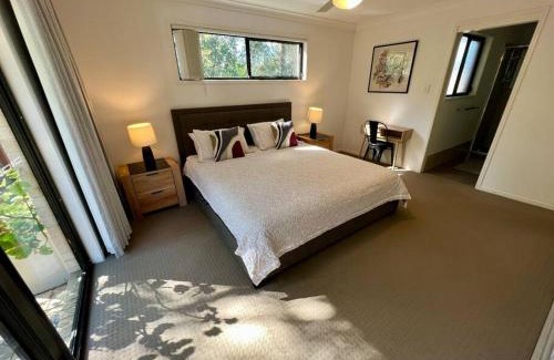 Sandstone Point House | Sandstone Point Sleeps 10, 4-bedroom home