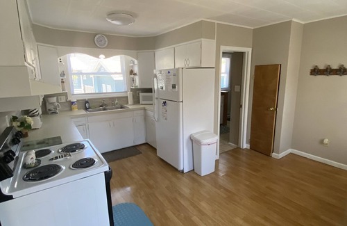 Sandusky House | Sandusky 4 BR, 2-bath home. 3.5 Mi from Cedar Point. 3.2 Mi to Sports Force.