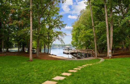 Troutman House | Sandy Beach, 2 King Suites, Game Rooms and Views!