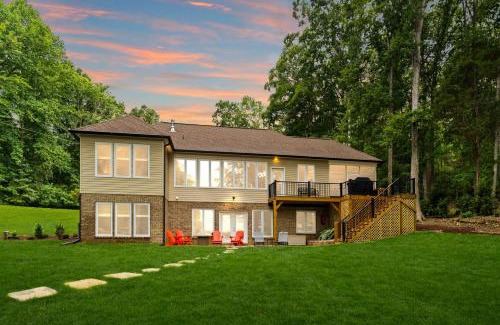 Troutman House | Sandy Beach, 2 King Suites, Game Rooms and Views!