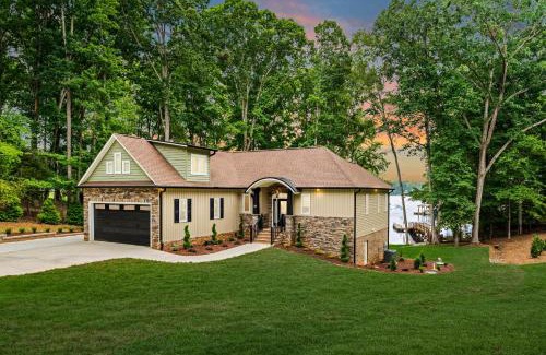 Troutman House | Sandy Beach, 2 King Suites, Game Rooms and Views!