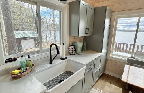 Raymond Cottage | SANDY BEACH ON THOMAS POND