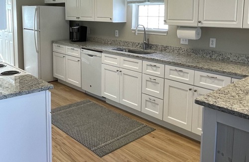 Surfside Beach House | Sandy Cheeks 3 BR private pool first block to Surfside beach 100+ 5⭐️reviews