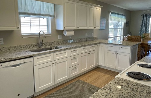 Surfside Beach House | Sandy Cheeks 3 BR private pool first block to Surfside beach 100+ 5⭐️reviews