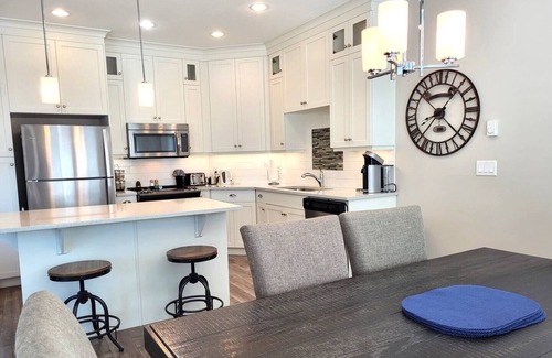 Okanagan-Similkameen House | Sandy Feet Retreat - View Cottage with gorgeous open layout