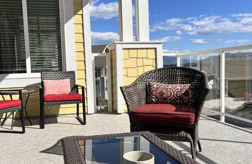 Okanagan-Similkameen House | Sandy Feet Retreat - View Cottage with gorgeous open layout