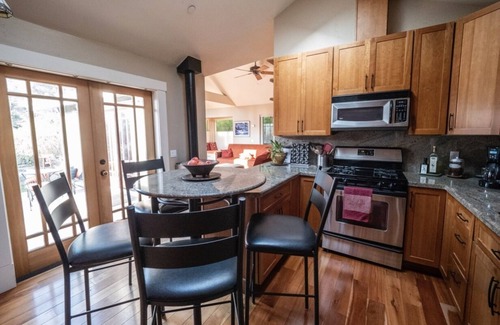 Westside Santa Cruz Cottage | Santa Cruz Cottage visit at AlohaSanctuaryRentalHomes. Com for discounts