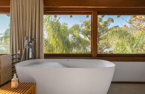 Praia do Rosa House | Santi Sabai Ibira - Um Refúgio às Margens da Lagoa