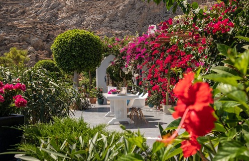 Kamari Villa | Santorini Mystique Garden