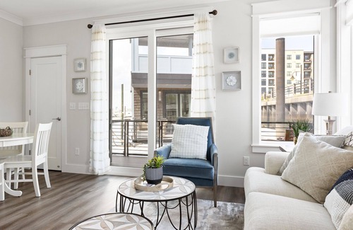 River District Boat Rental | Santorini - Stay Afloat on Downtown Wilmington's Riverwalk