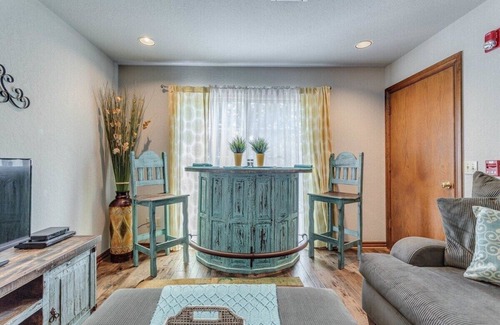 Norman Apartment | Satin Suite at Whispering Pines Inn