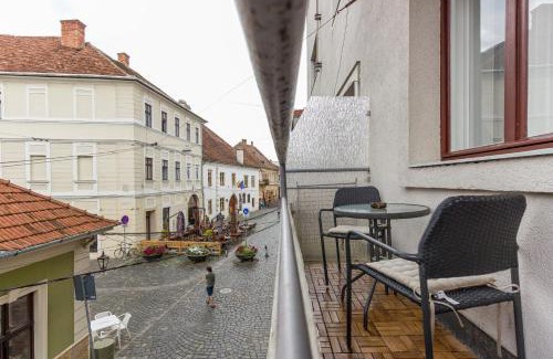 Old Town Apartment | Saturn Central Apartment